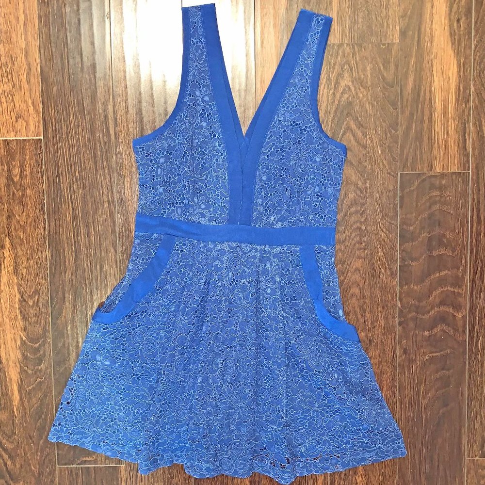 Free People A blue lace sleeveless lined v-neck dress S.